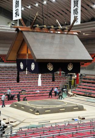 　大相撲春場所の土俵。２年ぶりの大阪開催への準備が進む＝１０日、エディオンアリーナ大阪