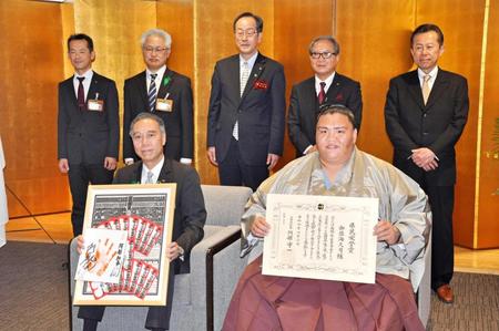 　長野県民栄誉賞の贈呈式に出席した御嶽海（前列左は阿部知事）