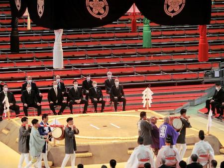 初日を前に行われた大相撲名古屋場所の土俵祭り