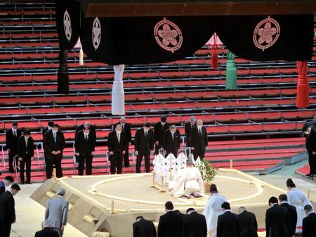 　大相撲名古屋場所の土俵祭りに出席した八角理事長（奧前列左から４人目）ら