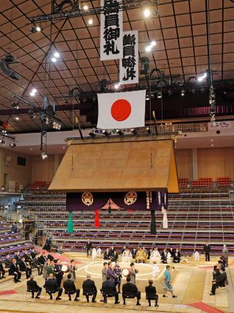 　大相撲九州場所初日を翌日に控え、福岡国際センターで営まれた土俵祭り＝１２日午前、福岡市