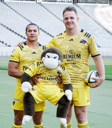 　ラグビーのリーグワン１部東京ＳＧに加入した南アフリカ代表のコルビ（左）とニュージーランド代表のケイン＝２８日、味の素スタジアム