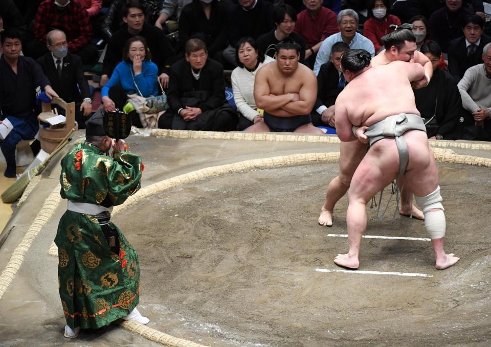 行司が吹っ飛ぶアクシデント 烏帽子落ち、草履が脱げても取り組み凝視