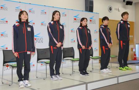 　登壇した大橋悠依（左から２人目）ら競泳の五輪代表選手（撮影・吉澤敬太）