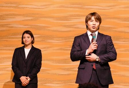　地元神戸での壮行会に出席し、兄妹そろっての五輪２連覇を誓った阿部一二三（右）と詩