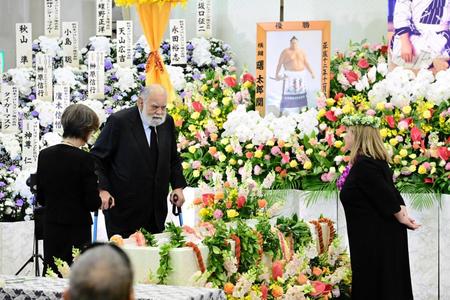 　元横綱・曙太郎さんの葬儀に参列した元関脇高見山の渡辺大五郎さん（中央）。右はクリスティーン・麗子・カリーナ夫人（代表撮影）