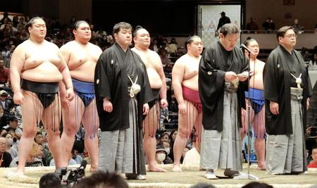 　勧進大相撲の開催にあたり、あいさつする春日野事業部長（前列中央）と北陸出身力士の（後列左から）輝、大の里、朝乃山、遠藤、欧勝海
