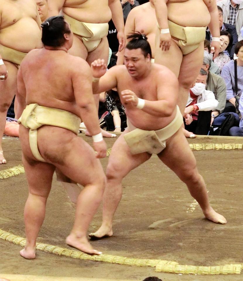 　湘南乃海（背中）を押し出す霧島