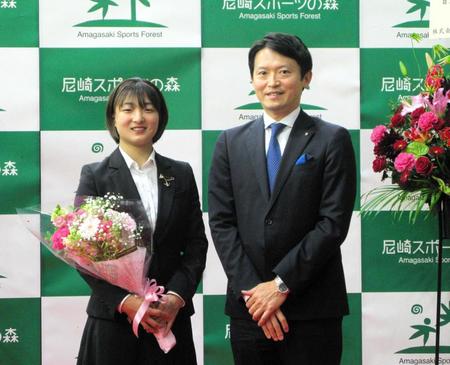 　贈呈式に出席した坂本花織（左）と斎藤元彦知事