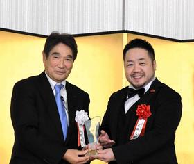 　「ミズノ　スポーツメントール賞」を受賞した石田大輔コーチ（右）
