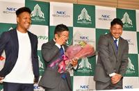 　駆けつけた松島幸太朗（左）と松田力也（右）の姿を見て我慢していた涙を見せる東葛の田中史朗（撮影・持木克友）