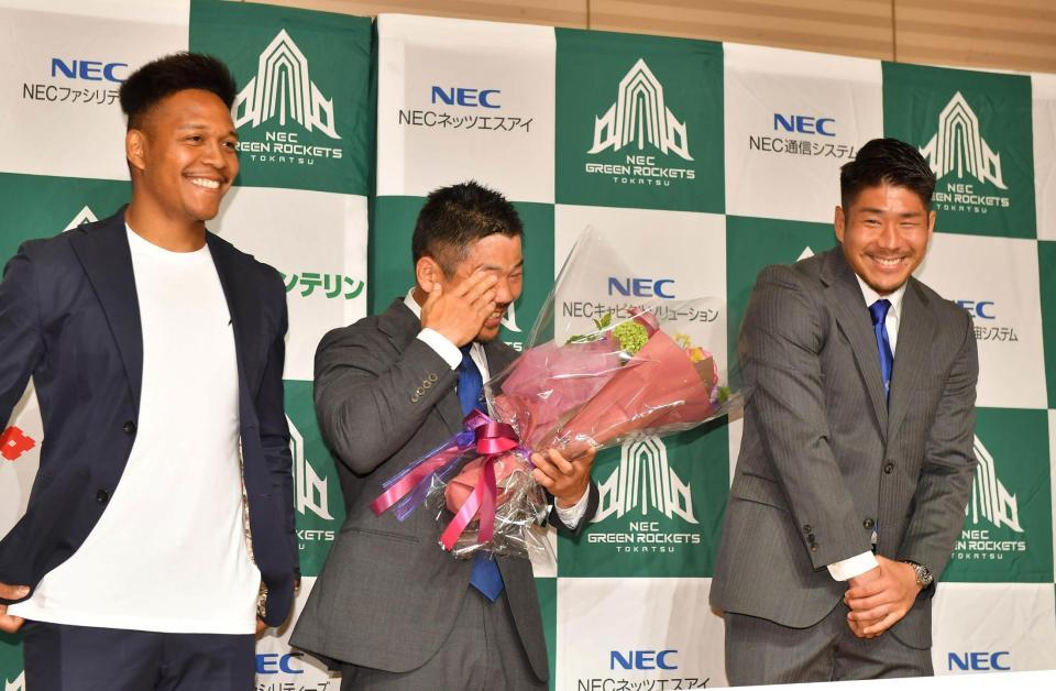 　駆けつけた松島幸太朗（左）と松田力也（右）の姿を見て我慢していた涙を見せる東葛の田中史朗（撮影・持木克友）