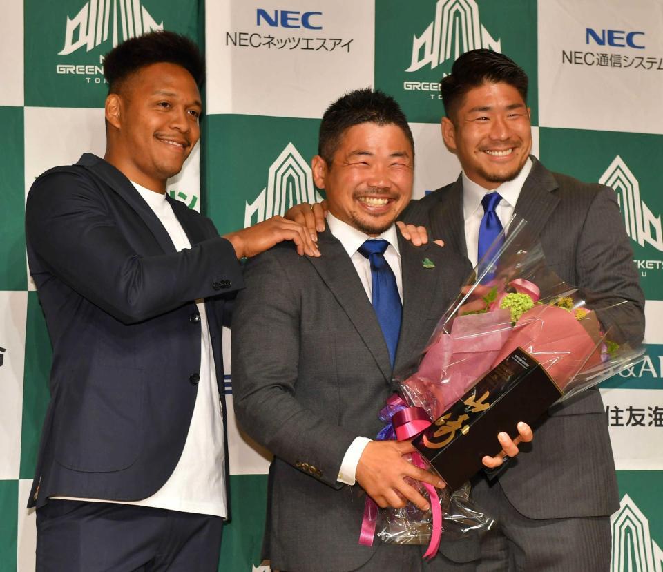 　笑顔で写真に納まる（左から）松島、田中、松田（撮影・持木克友）