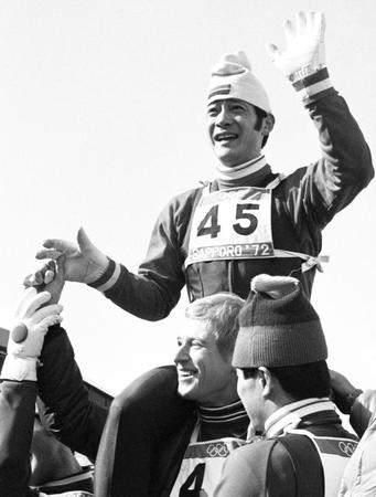 　１９７２年札幌冬季五輪スキー・ジャンプ70メートル級で金メダルを獲得し、肩車される笠谷幸生さん＝宮の森
