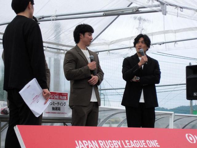　ファンミーティングに参加した大畑大介さん（右端）。中央はプレイヤーズゲストの船曳涼太。