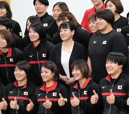 　強化合宿で講演を行った谷亮子さん（中央）とパリ五輪代表ら柔道女子日本代表