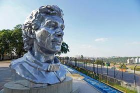 　ブラジル・サンパウロのインテルラゴス・サーキットに設置されたアイルトン・セナの像＝４月２２日（共同）