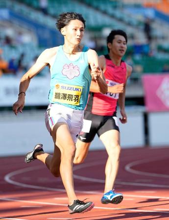 　男子２００メートル決勝で力走する鵜沢飛羽（手前）。奥は２位の飯塚翔太