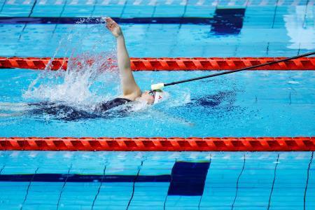 　女子１００メートル背泳ぎ（視覚障害Ｓ１２）決勝　力泳する辻内彩野。１分１５秒１８の日本新をマークした＝横浜国際プール