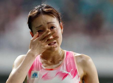 　女子１万メートルで優勝するも、パリ五輪の参加標準記録を突破できず、険しい表情の五島莉乃