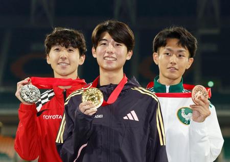 　男子１万メートルで優勝し表彰式でメダルを手に笑顔の葛西潤（中央）。左は２位の太田智樹、右は３位の前田和摩