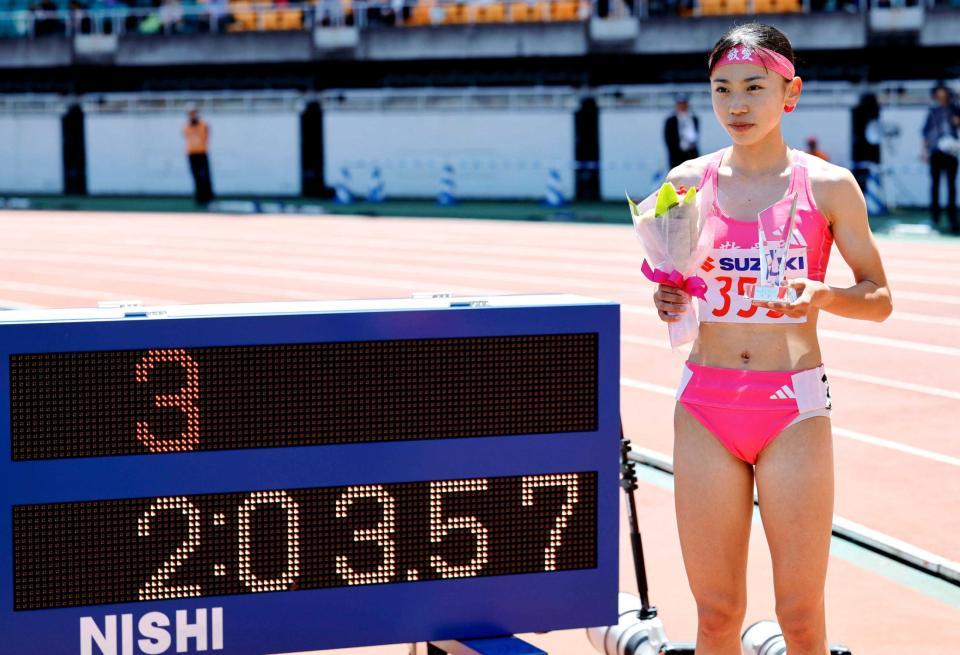　女子８００メートル（タイムレース）で２分３秒５７のＵ１８日本新記録をマークし、優勝した久保凜