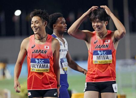 　男子４００メートルリレー決勝でレースを終えて頭を抱える第４走者の三輪颯太（右）と第３走者の上山紘輝（左）