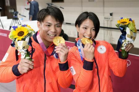 　東京五輪で金メダルを獲得し、笑顔を見せる柔道男子６６キロ級の阿部一二三（左）と女子５２キロ級の詩＝２０２１年７月、日本武道館