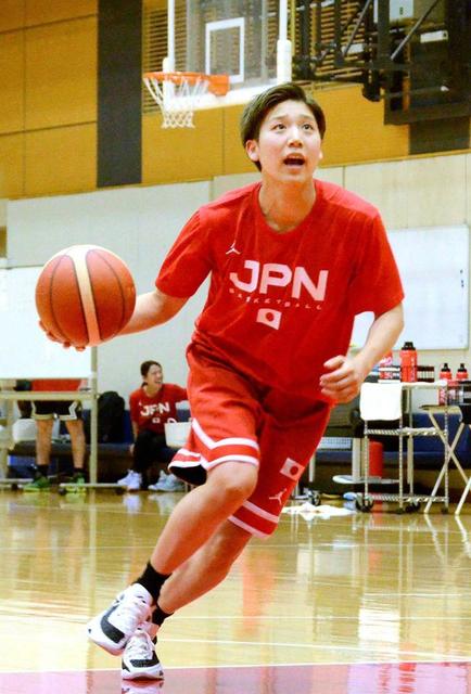 　バスケットボール女子日本代表候補の強化合宿でシュート練習する町田
