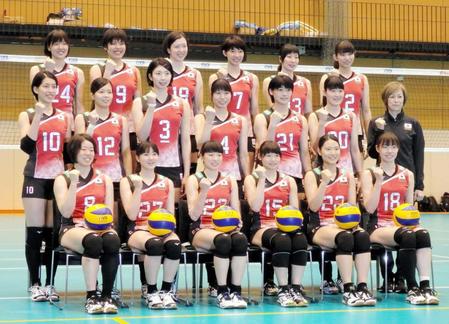 　バレーボール女子日本代表（前列左から）内瀬戸真実、戸江真奈、山岸あかね、井上琴絵、田代佳奈美、高橋沙織（中列左から）冨永こよみ、佐藤美弥、岩坂名奈、新鍋理沙、黒後愛、井上愛里沙、中田久美監督（後列左から）芥川愛加、島村春世、堀川真理、石井優希、奥村麻依、古賀紗理那＝２０１８年４月