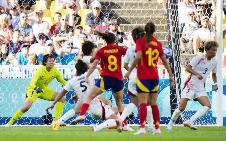 　日本-スペイン　後半、スペインのカルデンテイ（８）に決勝ゴールを決められた日本。左端はＧＫ山下＝ナント（共同）