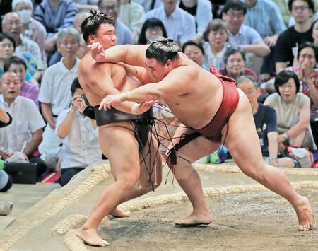 　隆の勝（右）が押し出しで霧島を破る