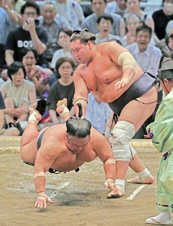 　照ノ富士がはたき込みで貴景勝を下す