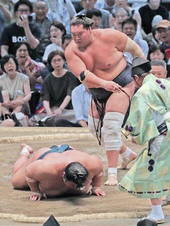 　照ノ富士がはたき込みで貴景勝を下す