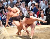 　隆の勝（右）に押し出される霧島（撮影・持木克友）