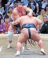 照ノ富士（左）がはたき込みで貴景勝を下す