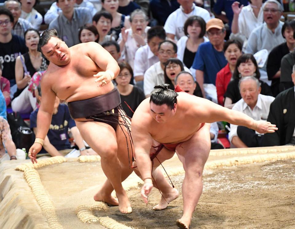 　隆の勝（右）に押し出される霧島（撮影・持木克友）