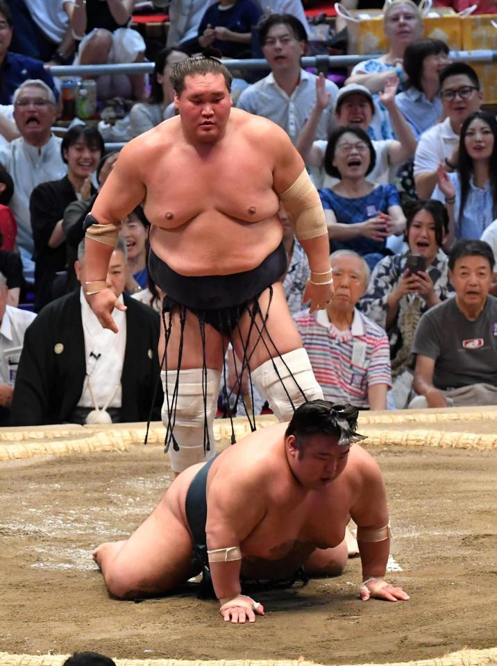 　照ノ富士のはたき込みに敗れた貴景勝（下）＝撮影・持木克友