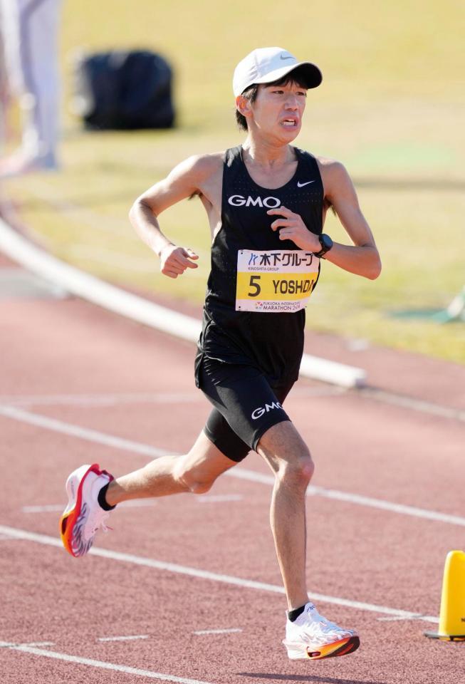 　ゴールを目指して力走する、優勝した吉田祐也