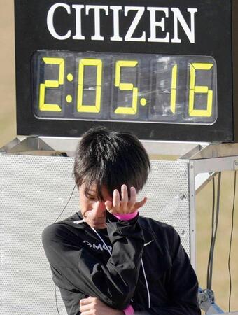 　日本歴代３位の好タイムで優勝し、涙ぐむ吉田祐也