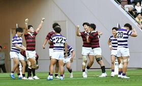 　明大を破って優勝を決め、喜ぶ早大の選手たち（撮影・持木克友）