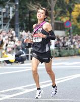 　総合３位でゴールする国学院大・吉田（撮影・西岡正）