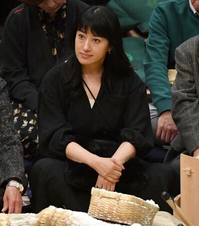 砂かぶりで観戦する春野恵子（撮影・佐藤厚）