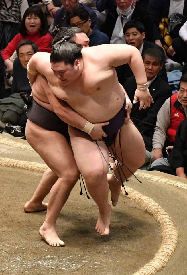 　霧島（左）の送り投げに敗れた王鵬（撮影・持木克友）