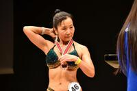 　メダルを手にする石川多津子さん