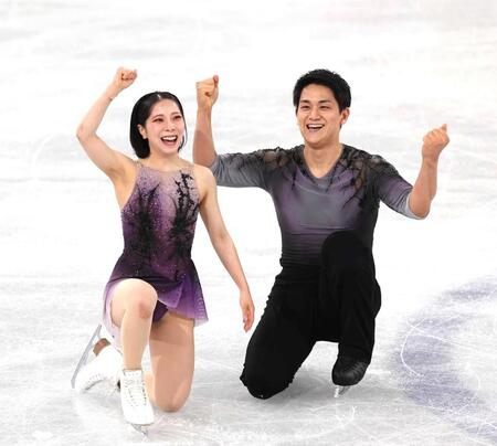 　演技を終え、こぶしを握る三浦璃来、木原龍一組（撮影・佐々木彰尚）