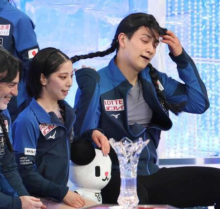 　おさげかつらで得点結果を待つ木原（右）