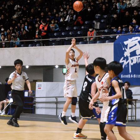 　全国ミニバスケットボール大会で「特別ルール」の３点シュートを狙う選手＝国立代々木競技場