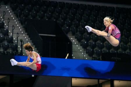 　シンクロナイズド混合予選に臨んだ松本悠生（左）、森ひかる組＝パンプロナ（共同）