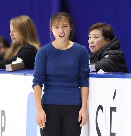　険しい表情を見せる坂本花織。右は中野園子コーチ（撮影・中田匡峻）